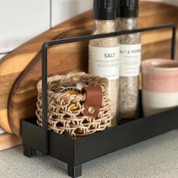 Matt schwarzes Metalltablett mit Henkel