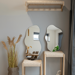 Spiegel in organischer Form, 40 x 60 cm.