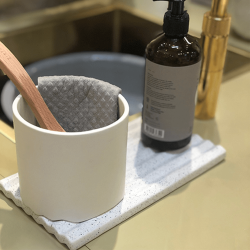 Zahnbrstenbecher aus weier Keramik