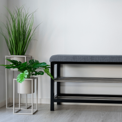 Bank mit Kissen und 2 Regalen