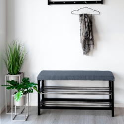 Bank mit Kissen und 2 Regalen