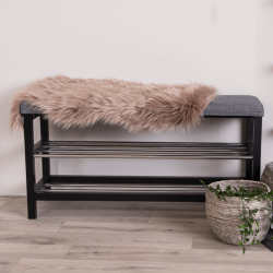 Bank mit Kissen und 2 Regalen