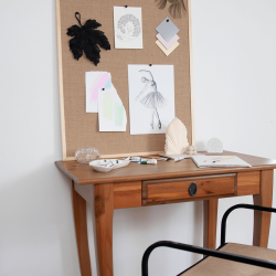 80 x 60 cm. Hessische Pinnwand. Holzrahmen