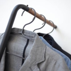 Yamazaki, Lehnender Kleiderstnder, Schwarz