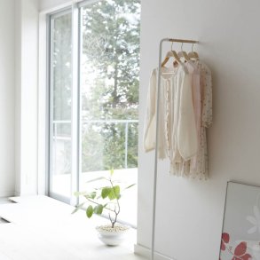 Yamazaki, Lehnender Kleiderstnder, wei