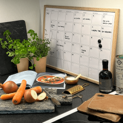 60 x 40 cm. Whiteboard M�nadsplanerare, Tr�ram, Engelska