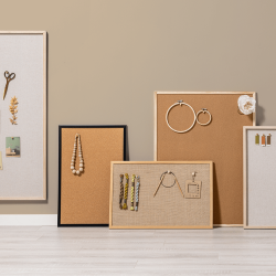 60 x 40 cm. Pinnwand aus Kork. Schwarzer Rahmen