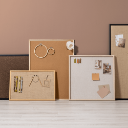 80 x 60 cm. Pinnwand aus Kork. Holzrahmen