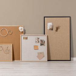 100 x 60 cm. Hessische Pinnwand. Schwarzer Rahmen