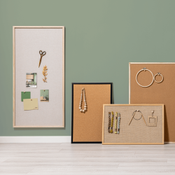 100 x 50 cm. Leinen-Pinnwand mit Holzrahmen.